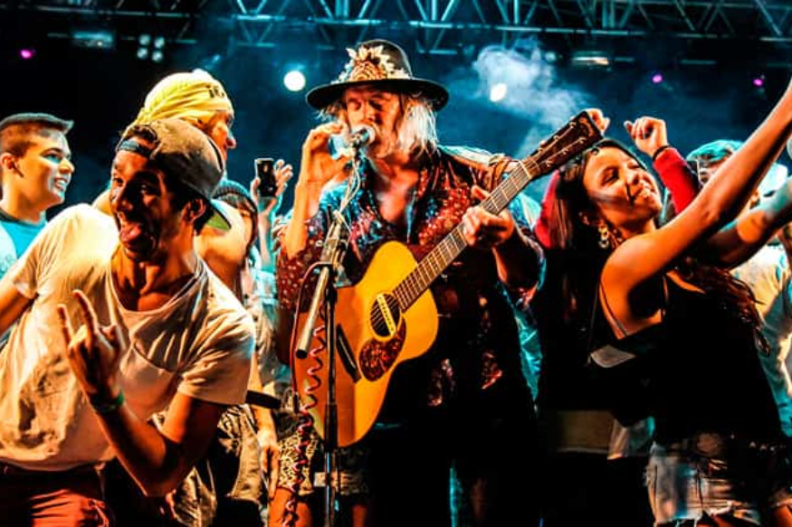 Tony Don réalise un incroyable show avec son groupe de rock